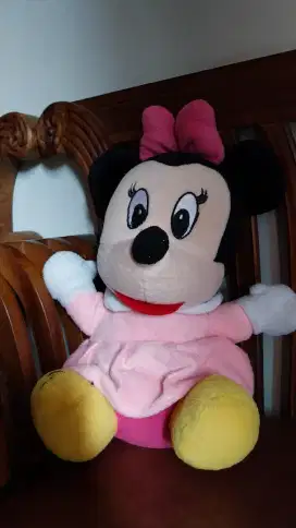 Boneka minny mouse sedang