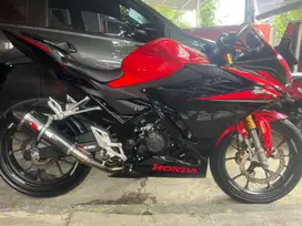 Motor CBR 150R warna victory Red Black