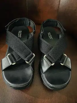 Sandal sepatu discreet project