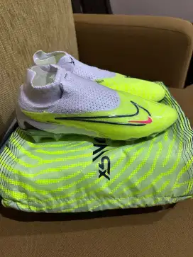 Sepatu bola nike