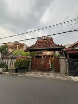 DIJUAL RUMAH SIAP HUNI LOKASI STRATEGIS DI TENGAH JAKARTA