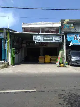 Toko di Raya Kepatihan Gresik, Lokasi Strategis