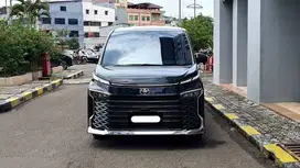 km antik 9 rb toyota voxy cvt tss 2023 hitam cash kredit proses bisa