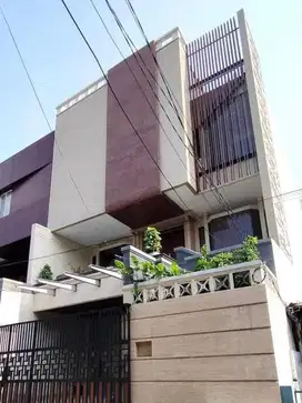 Rumah Jl Pluit Selatan : 4 Lt, LT 200 m2, LB 660 m2, Furnish, Baru
