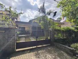 Dijual Rumah Luas Terawat di Dago