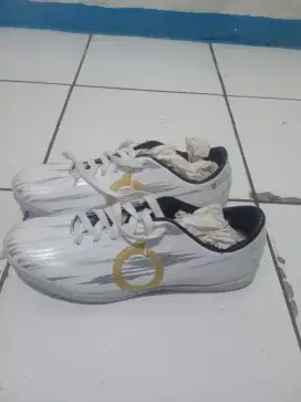 Dijual sepatu futsal size 39.kondisi baru.