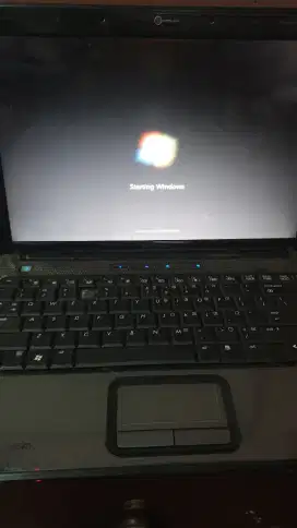 Laptop compaq hitam