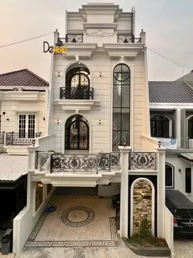 DIJUAL RUMAH MEWAH MODEL KLASIK 3 ½ LANTAI DALAM CLUSTER DI JAGAKARSA