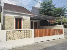 RUMAH CANTIK PARKIR 2 MOBIL DI TIMUR SPBU KADISOKA PURWOMARTANI  JOGJA