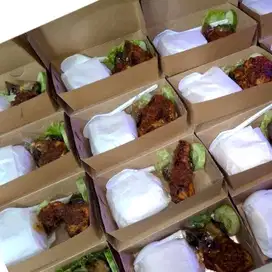 Nasi Lalapan Ayam Bakar Lunchbox Rp10.000 - Praktis dan Nikmat