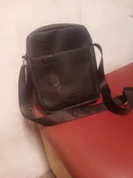 Tas selempang lacoste