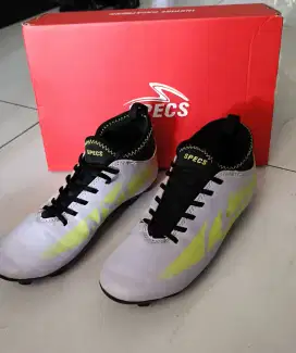 Sepatu bola anak