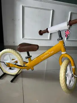 Sepeda balance bike ( london taxi ) jefferys mulus bagus mewah murah