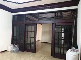 Dijual rumah + Paviliun luas di pusat kota jalan Kenari