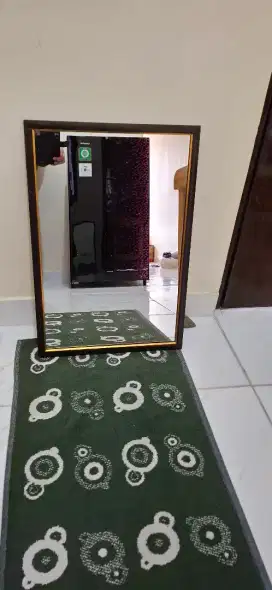 Cermin dinding gantung minimalis