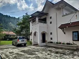 Villa adem dan nyaman di sekipan tawangmangu solo