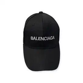 Topi warna hitam balenciaga