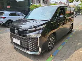 TOYOTA NEW VOXY 2.0 MATIC 2022 LOW KM ASLI  SURABAYA