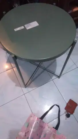 Meja bundar minimalis