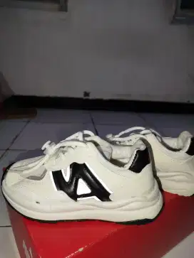 Sepatu anak sporty putih