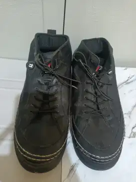 Sepatu kulit Pennay