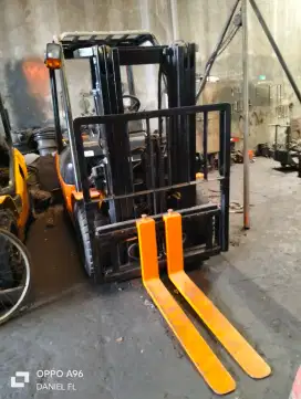 Forklift 7FD25 tahun 2006