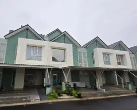 Rumah 2.5 lantai di suvarna sutera cluster catriona