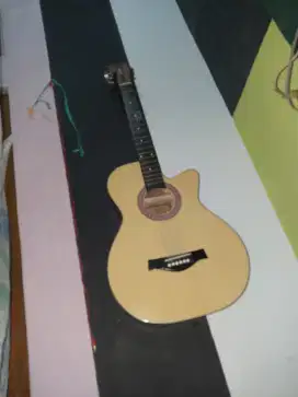 Gitar akustik bekas