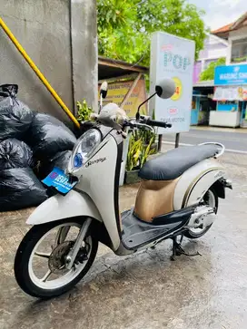 Scoopy putih deva motor