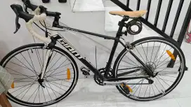 ROAD BIKE GIANT DEFY 5