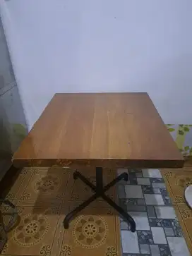 Meja makan kayu solid