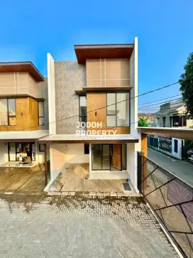 JUAL RUMAH DALAM CLUSTER EKSKLUSIF DEKAT MRT LEBAK BULUS