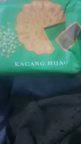 Pia kacang uniqlo