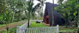 Villa dari kayu dengan tanah luas dekat air terjun , perbukitan , alam