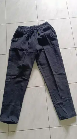 Celana bahan hitam