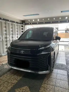 Toyota voxy 2023 bensin hitam a/t