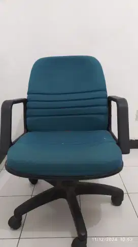 Di jual aja kursi nya bekas kantor ada 2 unit kalo ada yg minay