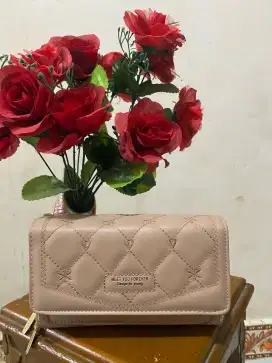 Dompet hp ada tali panjangnya 2 resleting ya warna khaki cakep banget