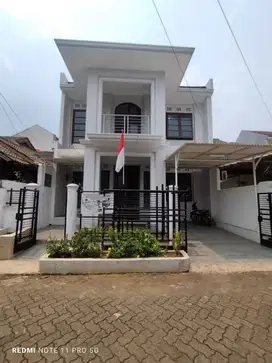 S616.Rumah 2Lt Renovasi Full Bata Merah dgn Tanah Luas di Ciputat