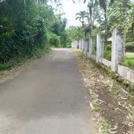 Tanah datar di atas lepel jalan