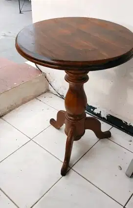 Meja bundar kayu jati