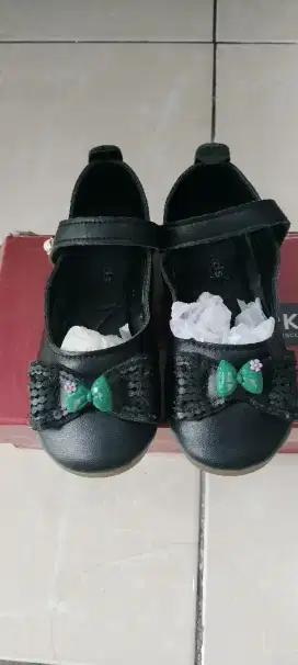 Sepatu pantofel anak perempuan