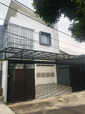 Rumah Modern Minimalis 2 Lantai di area Radio Dalam dekat Pondok Indah