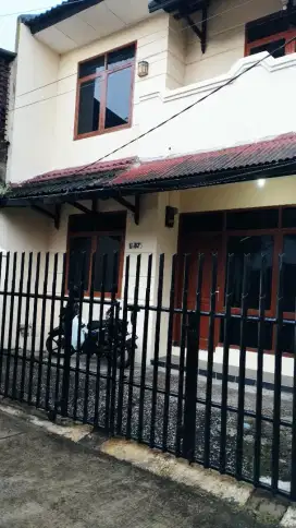 DI KONTRAKAN RUMAH DI PERMATA BIRU