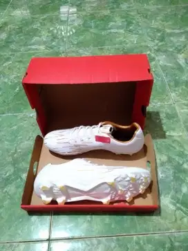 Sepatu bola specs reborn