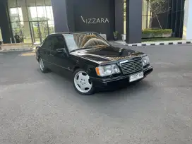 Mercedes Benz W124 E220 AT  Hitam 1995 Masterpiece