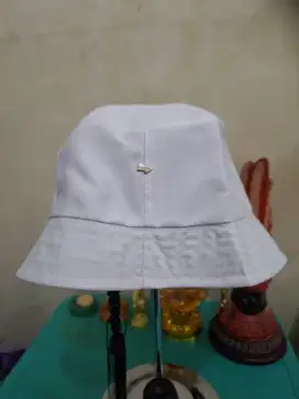 Topi branded braun buffel
Uk medium
Warna putih
Limited edition
Pemaka