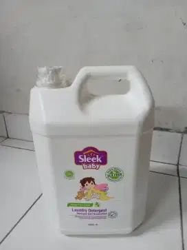 Sleek baby laundry detergent