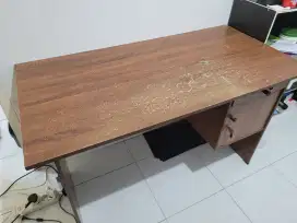 Meja kantor diambil sekarang