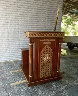 Meja majelis taklim dan mimbar masjid